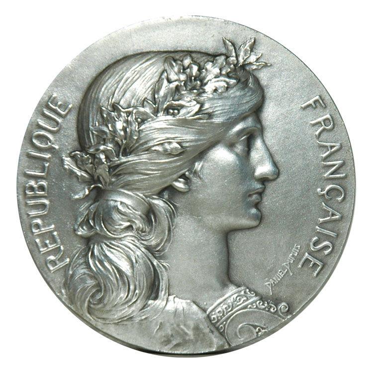 2026年カレンダー表紙・Oscar Rotyの作品 花冠を被り髪を結わいた女性の横顔の銀色のメダル